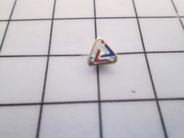 1020 Pins Pin's / Rare & Belle Qualité THEME SPORTS / BILLARD ? TRIANGLE TRICOLORE FEDERATION FRANCAISE ? - Biljart