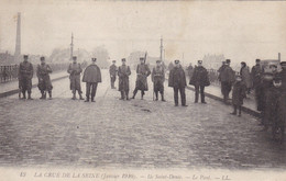 93. ILE SAINT DENIS. RARETE. CPA. LA CRUE DE LA SEINE 1910. BARRAGE DE POLICE SUR LE PONT. + TEXTE - L'Ile Saint Denis