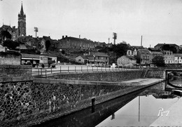 Pontchateau * La Place , Vue Vers L'église Et Le Mémorial - Pontchâteau