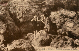 Royan * Déshabillé Surpris Dans Les Rochers * Baigneurs - Royan