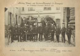 Feuerwehr Karlsruhe (7500) Abt. Wasser U. Spritzen Mannschaft 1908 Foto 27,5 X 15,3 Cm Auf Karton II (Karton Fleckig, Ec - Altri & Non Classificati