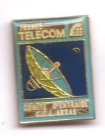 X85 Pin's FRANCE TELECOM Arras Pas De Calais Comité Entraide Satellite Parabole Espace Space Achat Immédiat - Raumfahrt