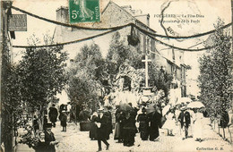 Fougères * La Fête Dieu * Le Reposoir Rue De La Forêt * Fête Religieuse - Fougeres