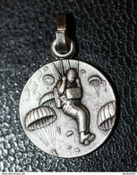 Pendentif Médaille Religieuse Fin XXe "Saint Michel, Patron Des Parachutistes - Le Mont Saint Michel" Religious Medal - Religion & Esotericism