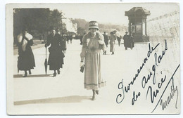 3894 Carte Photo Promenade Des Anglais 1917 Animé Chapeau Kiosque Mode  Boa- Rare - Autres & Non Classés