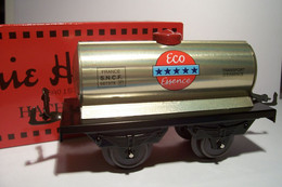 TRAIN - SNCF -  METAL - CITERNE  ESSENCE   - SERIE  HORNBY  ( BAO 157 )  HACHETTE - ( Fabriquée En France ) - Goods Waggons (wagons)