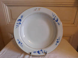 La Seynie Pour Arnauld De Brissac Plat De Service Creux Décor Fleurs Bleues Filets Or Porcelaine Limoges - Limoges (FRA)