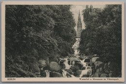 Berlin Friedrichshain Kreuzberg - S/w Wasserfall Und Monument Im Viktoriapark - Friedrichshain