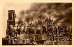 Reims * Photographie Authentique De La Cathédrale Pendant L'incendie Du 19 Septembre 1914 - Reims