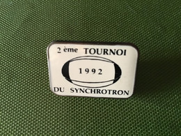 Rare Pin’s Clou Serti / 2 Eme TOURNOI DU SYNCHROTRON / RUGBY - Rugby