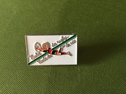 Rare Pin’s Clou Serti ÉCOLE DE RUGBY, ÉCOLE DE LA VIE - Rugby