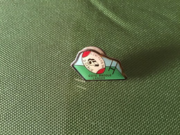 Pin’s époxy RUGBY Confrérie Du D’ovalie / Côte Basque Landes - Rugby