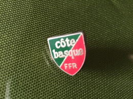 Pin’s Clou Serti BLASON RUGBY  FFR / Côte Basque - Rugby