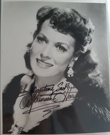 Autographe Signature Dédicace Feutre Noir Actrice Américaine Maureen O'Hara  Sur Photo 200X250 En Noir Et Blanc - Autres & Non Classés