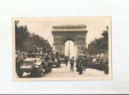 LIBERATION DE PARIS 24 CARTE PHOTO LES BLINDES DEFILENT AUX CHAMPS ELYSEES - Guerre 1939-45