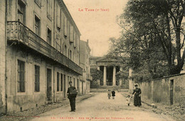 Castres * Rue De La Mairie Et Tribunal Civil * Facteur PTT Poste - Castres