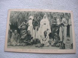 Ouganda, Cour D'une Léproserie, Groupe De Lépreux Avec Leurs Infirmière, 1931 - Ouganda