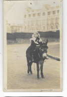 CARTE PHOTO Enfant Sur Un Ane Devant Un Grand Hotel - Te Identificeren