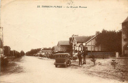 Tharon Plage * La Grande Avenue * Automobile Voiture Ancienne Faisant Le Plein à La Pompe à Essence - Tharon-Plage