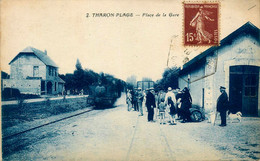 Tharon Plage * La Place De La Gare * Train Locomotive Ligne De Chemin De Fer De Loire Atlantique - Tharon-Plage