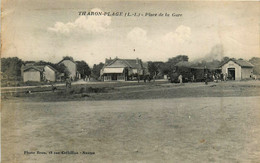 Tharon Plage * La Place De La Gare * Train Locomotive Ligne De Chemin De Fer De Loire Atlantique * Café De La Gare - Tharon-Plage