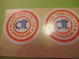 2 Auto-collants Anciens Identiques   /DELUXE TOURS PTE Ltd / SINGAPORE/1970-1980           EVM78 - Hotel Labels