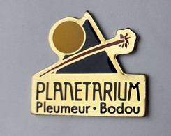 P55 Pin's Pleumeur Bodou Planétarium Côtes-d'Armor Space Espace Satellite France Telecom Achat Immédiat - Espacio