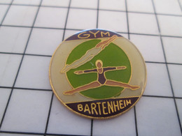 415c Pins Pin's / Rare & Belle Qualité THEME SPORTS / GYMNASTIQUE CLUB BARTENHEIM FILLE EN MAILLOT - Gymnastique