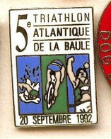 AA114 Pin's 5 TRIATHLON LA BAULE 92 Loire Atlantique Vélo Natation Course Qualité Egf Achat Immédiat - Biathlon