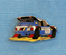 1 PIN'S //  ** PEUGEOT 205 TURBO16 GRAND RAID / 1989 / PIONEER / MICHELIN ** . (Démons & Merveilles) - Peugeot