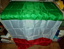 DRAPEAU DE L'ITALIE , DIMENSION 150 CM X 90 CM , DEUX OEUILLETS POUR LE SUSPENDRE , ETAT NEUF VOIR PHOTO . POUR TOUT REN - Flags