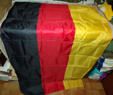 DRAPEAU DE L'ALLEMAGNE , DIMENSION 150 CM X 90 CM , DEUX OEUILLETS POUR LE SUSPENDRE , ETAT NEUF VOIR PHOTO . POUR TOUT - Drapeaux