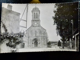 PHOTO CPSM _ CARTE POSTALE _ CPA VINTAGE : MONTFAUCON _ Place De L'Eglise   //CPA.L.12 - Montfaucon