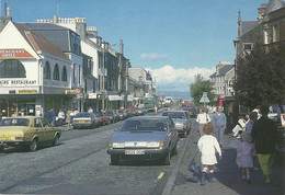 LARGER SIZED POSTCARD - MAIN STREET - LARGS - SCOTLAND - ROVER - VOLVO CARS- GUESS 1980's - Ayrshire