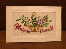 CPA Ancienne Brodée Fantaisie * Offert Par L'amitié ! * Panier De Fleurs - Embroidered