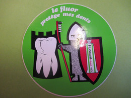Auto-collant Ancien/Hygiène/ FLUOCARIL/Le Fluor Protège Mes Dents/1980-1990      ACOL130 - Autocollants