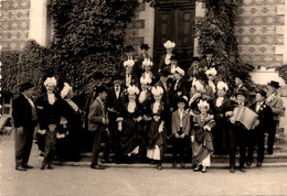 Cholet * Les Compagnons Du Mouchoir , Groupe Folklorique * + Cachet Au Dos * Photo Ancienne - Cholet