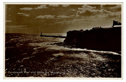 Ref 1433 - Real Photo Postcard - Tynemouth Pier & Lighthouse By Moonlight - Northumbria - Lighthouses