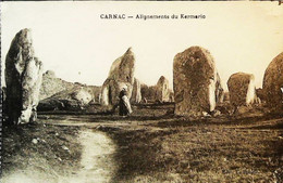 ► CARNAC - Menhir - Alignement De Kermario - Cpa Animation Jeune Bretonne - Dolmen & Menhirs