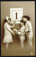 ENFANT - CP - 3 Enfants Devant Un Calendrier - "Bonne Année" - Circulé - Circulated - Gelaufen - 1913. - Other