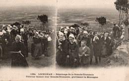 Delcampe - LOCRONAN - Pèlerinage De La Grande-Tromenie - Pèlerins Gravissant La Montagne - Locronan