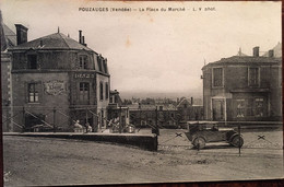 CPA, POUZAUGES (Vendée - 85), La Place Du Marché, Animée, Voiture, Enseignes: Café,Publicité Murale - L.V Photo - Pouzauges