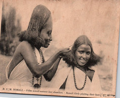 SOMALI / FILLES SOMALI NATTANT LEUR CHEVELURE - Somalia