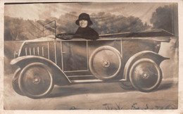 Carte Postale Photo Montage Voiture-Auto-Automobile Jeune Femme Avec Chapeau Studio Photo Anonyme - Köln