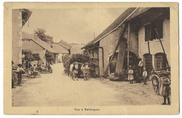 BALLAIGUES: Rue De Village Animée, Avec Attelage De Boeuf 1913 - Ballaigues