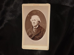 Cdv Ancienne Vers 1870. PORTRAIT D'un Homme Distingué. PHOTOGRAPHE HUGON À SAINT BRIEUC - Oud (voor 1900)