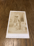 Bourg De Batz * Photo CDV Circa 1860/1885 * Homme En Coiffes Costume * Coiffe Bretagne Bretonne * Photographe J. Sébire - Batz-sur-Mer (Bourg De B.)