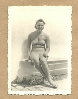 W31-Pin Up Girl, Woman In Swimsuit, Bikini, Posing Sit On Bench-Vintage Photo Snapshot - Pin-Ups