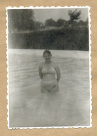 W31- Pin Up Girl In Bikini Swimsuit On Pool,Standing In Water-Vintage Photo Snapshot - Pin-Ups