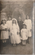 CARTE PHOTO NON IDENTIFIEE REPRESENTANT JEUNES FILLES FILLETTES LORS DE LEURS COMMUNIONS - Communion